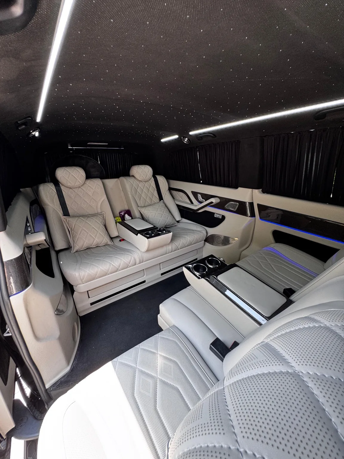 AKI Executive Transfer: Luxury leather seating